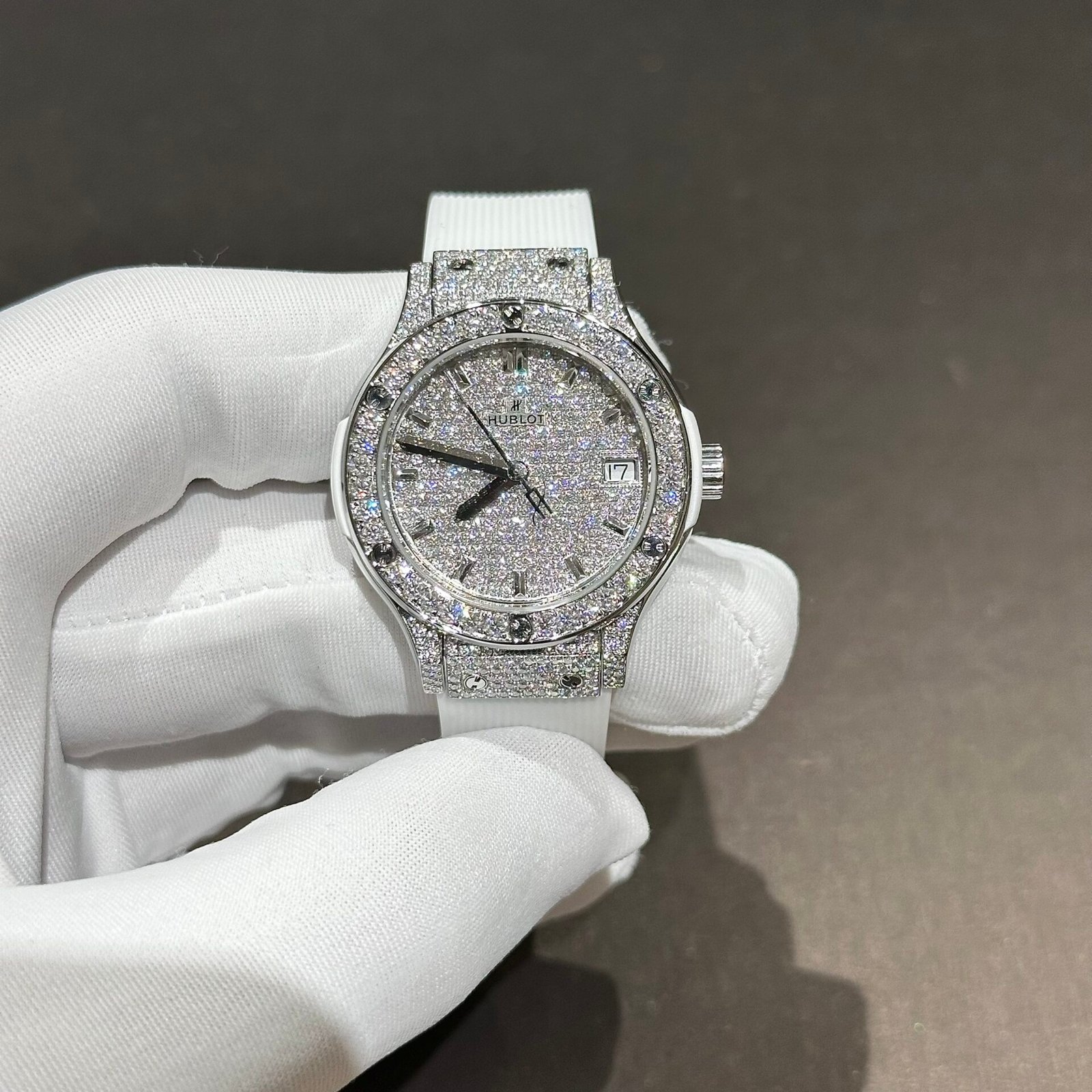 Hublot Classic Fusion Best Replica Watch White Full Moissanite Diamonds 33mm - Đồng Hồ Replica 1:1