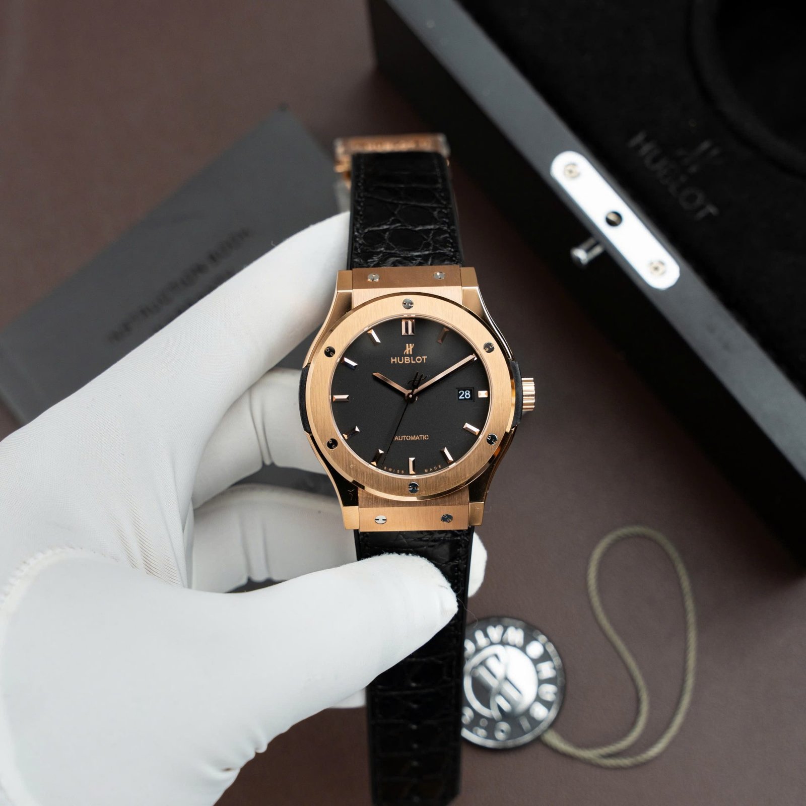 Hublot Classic Fusion King Gold Copies Watch Black Dial Movement SW300 Crocodile Leather Strap 42mm - Đồng Hồ Replica 1:1