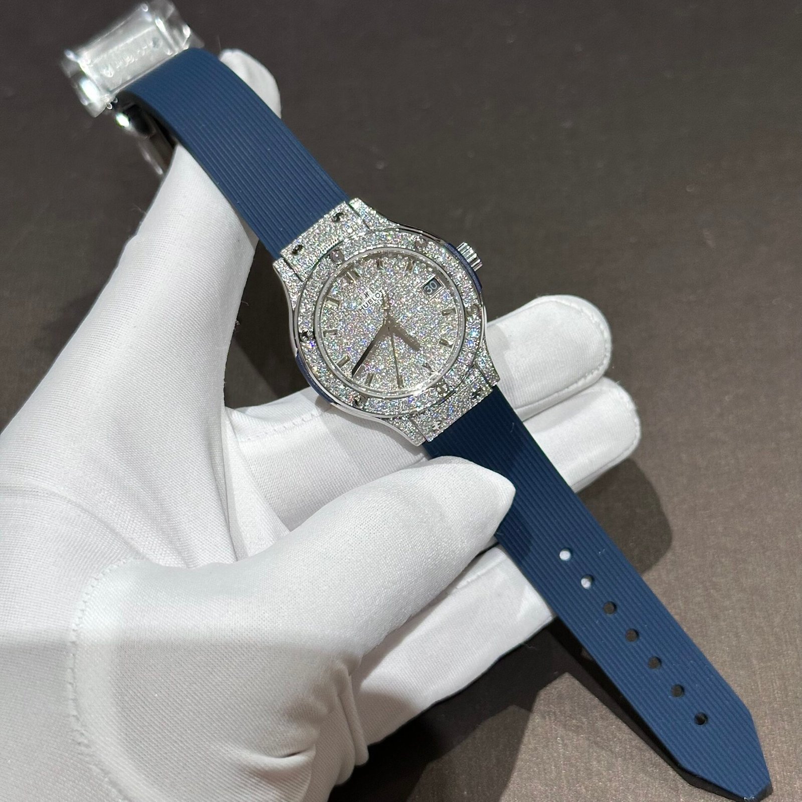 Hublot Classic Fusion Replica Watch Blue Rubber Strap Moissanite Diamond 33mm - Đồng Hồ Replica 1:1