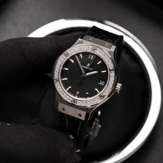 Hublot Replica 1:1 Watch With Diamonds Bezel Black Dial HB Factory 33mm - Đồng Hồ Replica 1:1