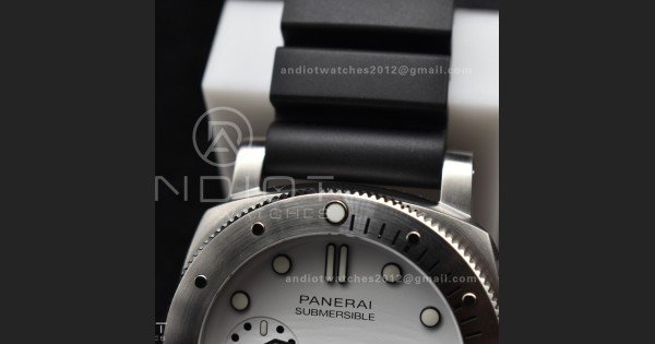 PAM2223 Submersible 42mm VSF Best Edition White Dial on Black Rubber Strap P900