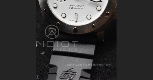 PAM2223 Submersible 42mm VSF Best Edition White Dial on Black Rubber Strap P900