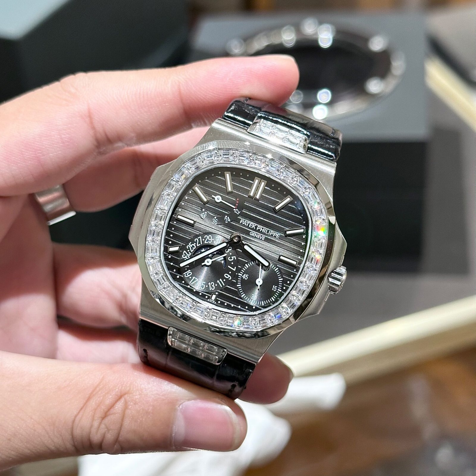 Patek Philippe Nautilus 5724G Replica Watch Gray Dial GRF 40mm - Đồng Hồ Replica 1:1