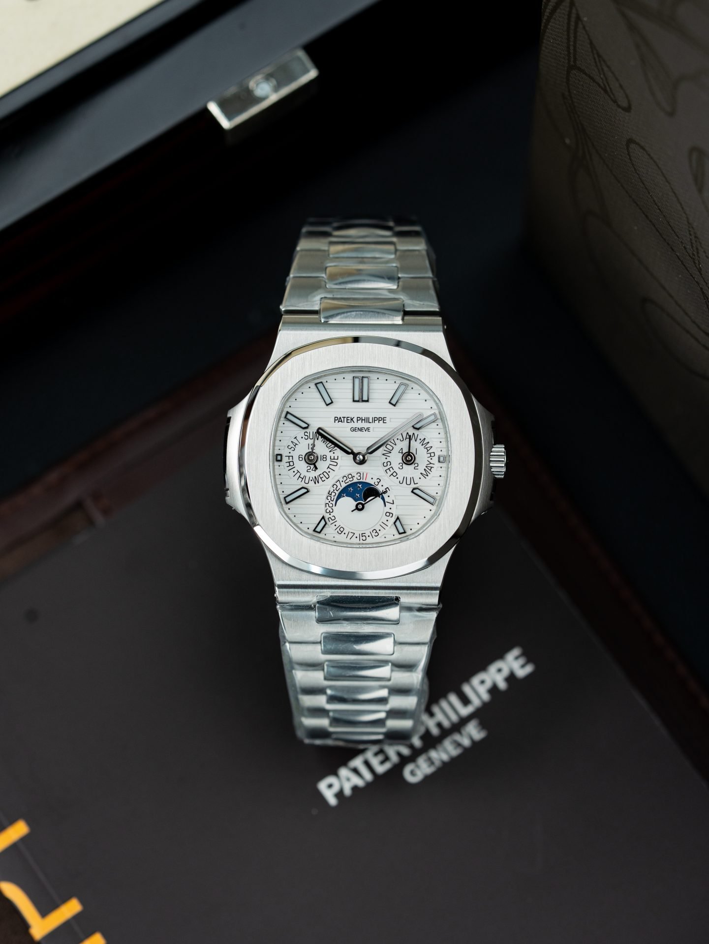 Patek Philippe Nautilus 5740 Replica Watches White Dial Automatic Movement 40mm - Đồng Hồ Replica 1:1