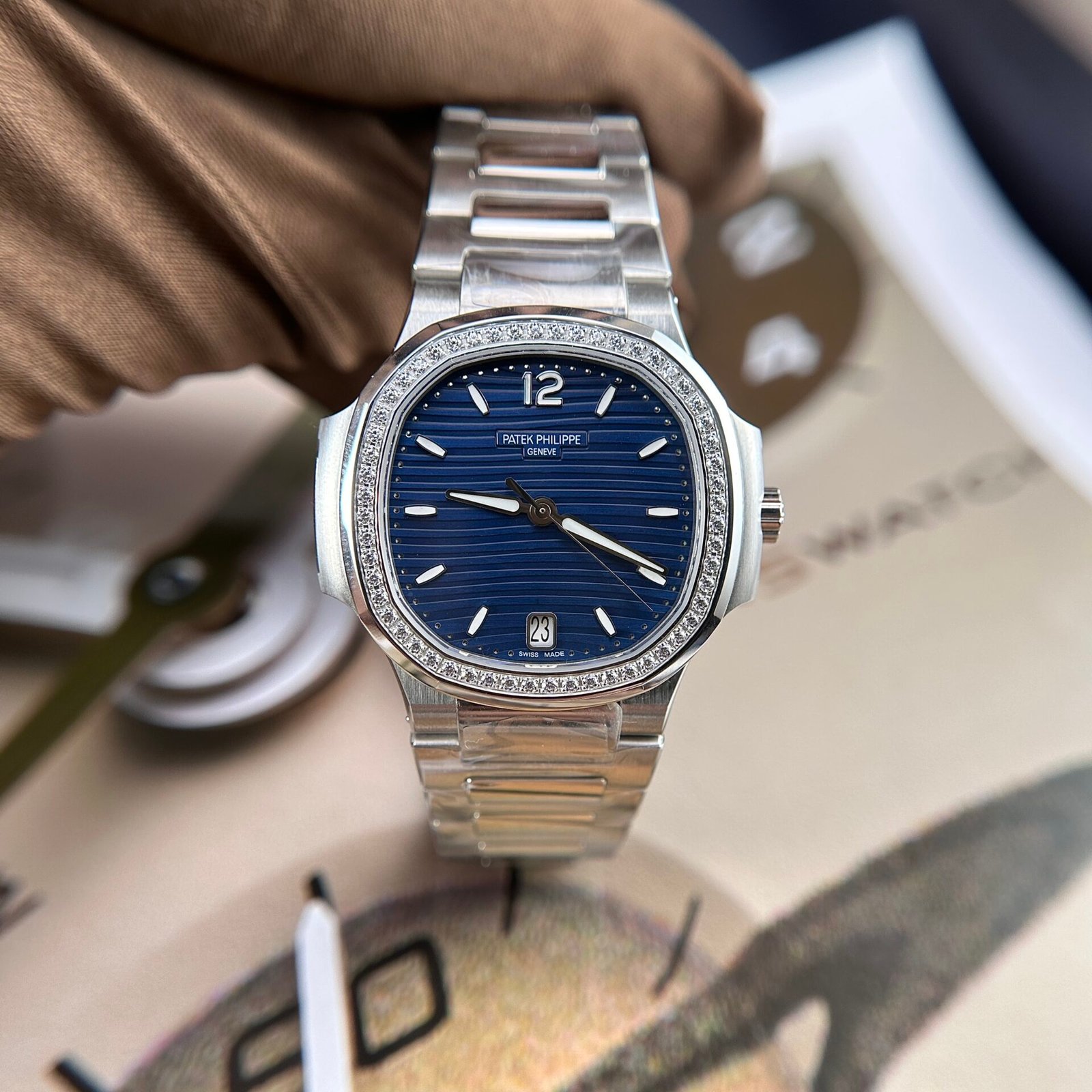 Patek Philippe Nautilus 7118 Replica Watch Blue Dial Stone Bezel 35.2mm - Đồng Hồ Replica 1:1